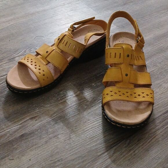 Collection by Clarks Lexi Qwin Yellow Leather Sandals Women’s Size 8N - Picture 1 of 7